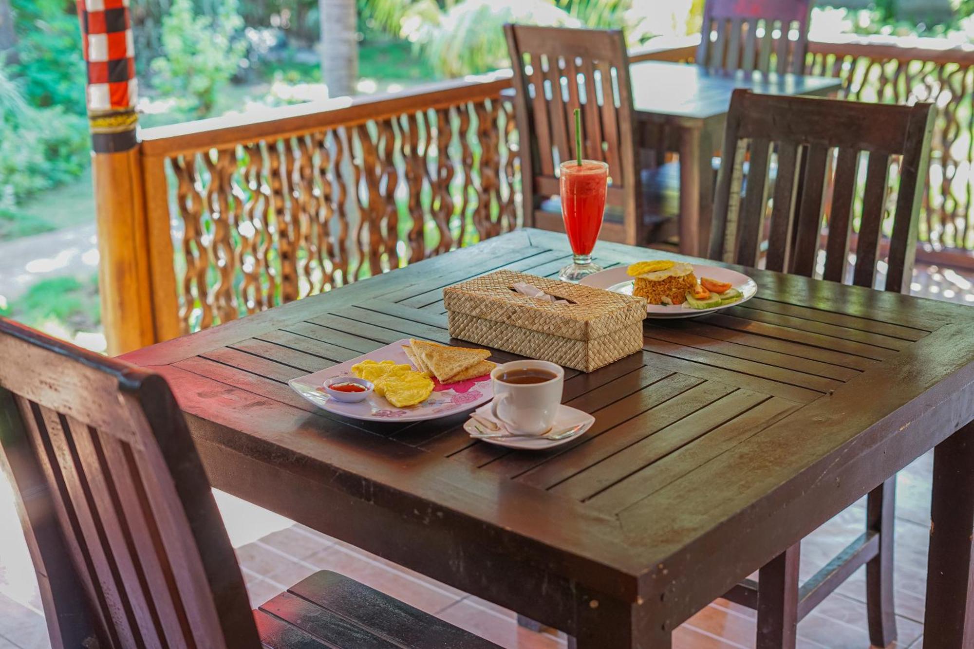 Made Taro - Menjangan Homestay Banyuwedang Exterior photo