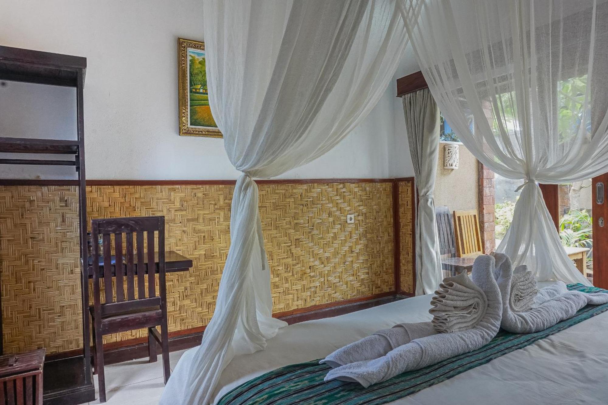 Made Taro - Menjangan Homestay Banyuwedang Exterior photo