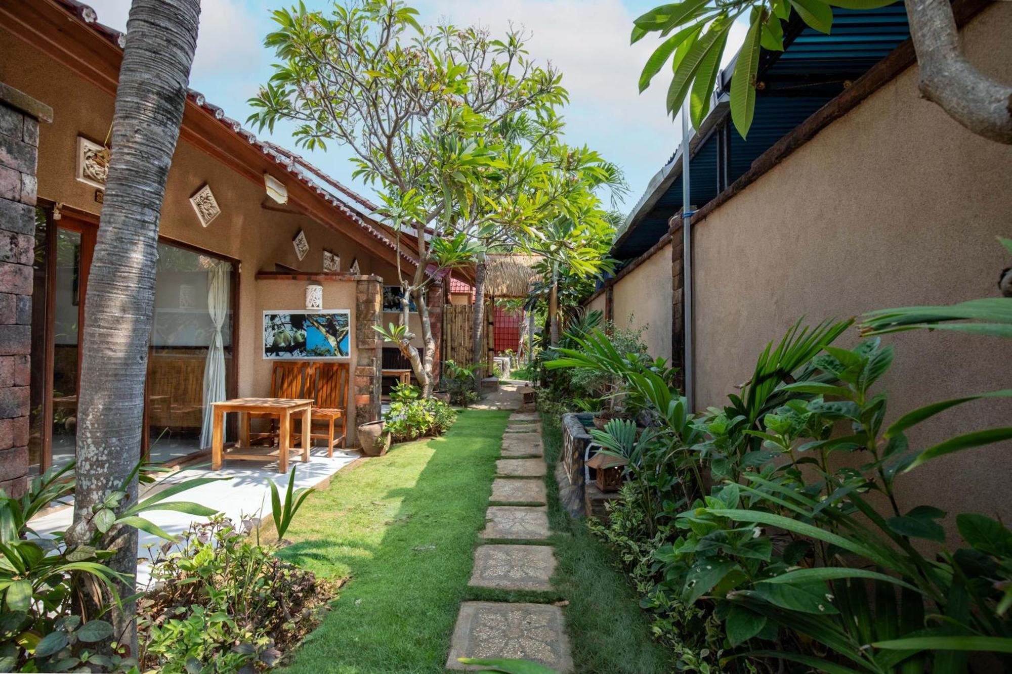Made Taro - Menjangan Homestay Banyuwedang Exterior photo