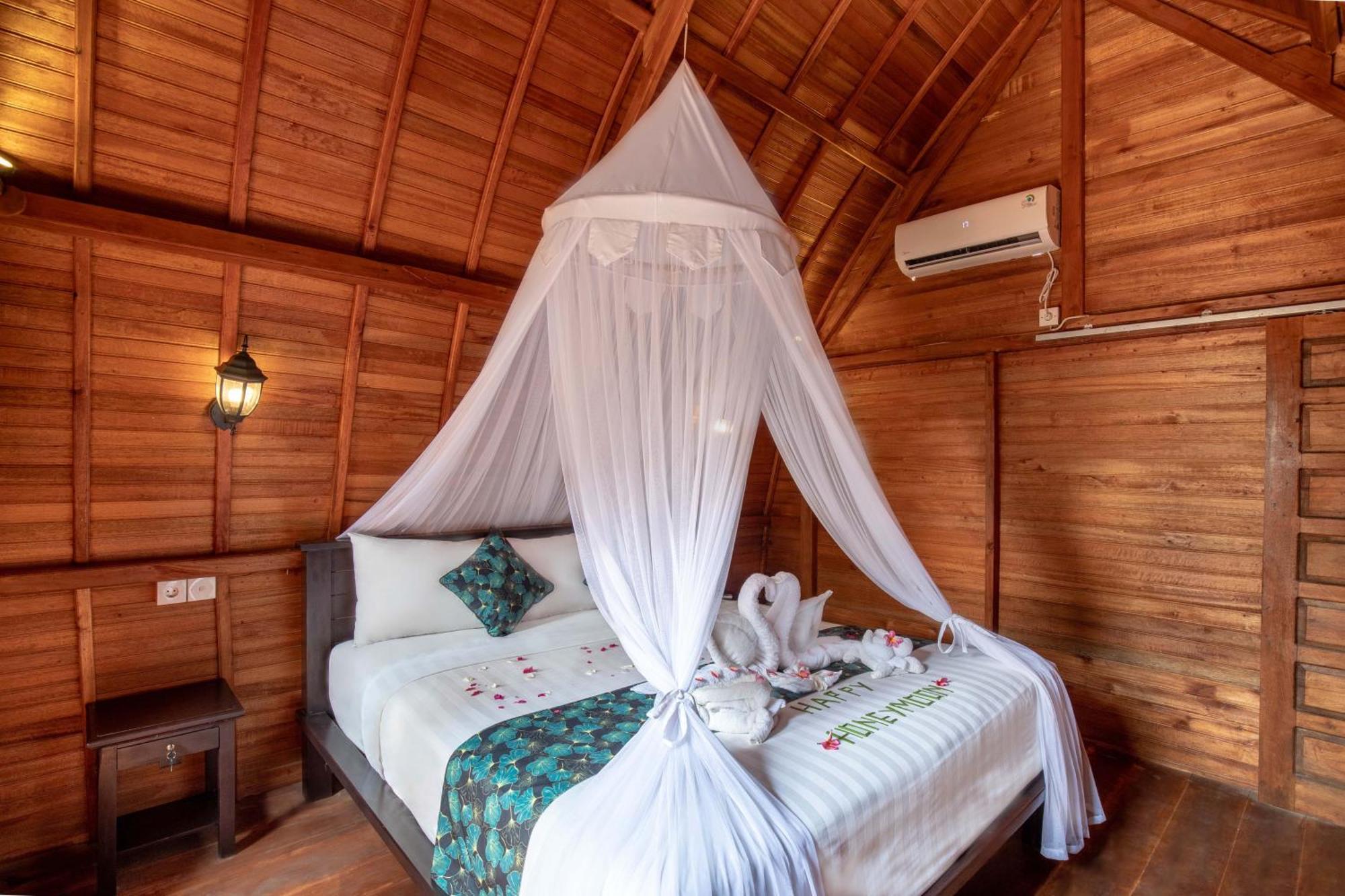 Made Taro - Menjangan Homestay Banyuwedang Exterior photo