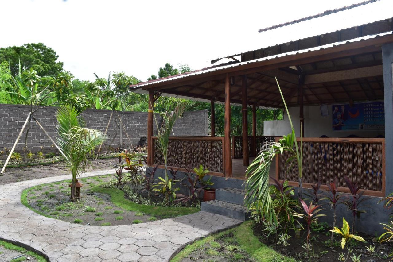 Made Taro - Menjangan Homestay Banyuwedang Exterior photo